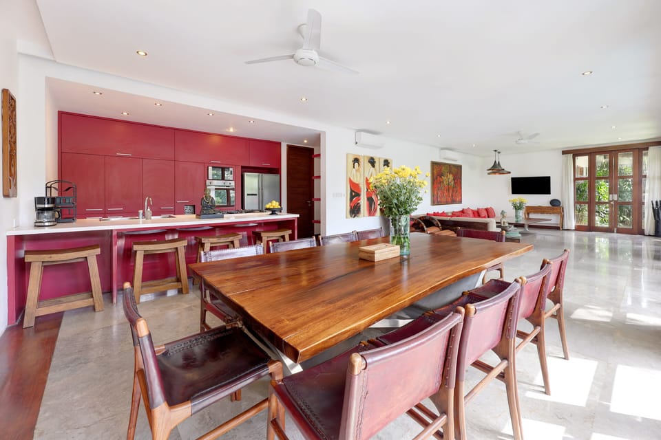 Villa, 5 Bedrooms | In-room dining