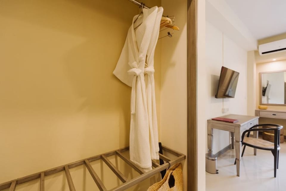 Junior Suite | Minibar, desk, laptop workspace, blackout drapes