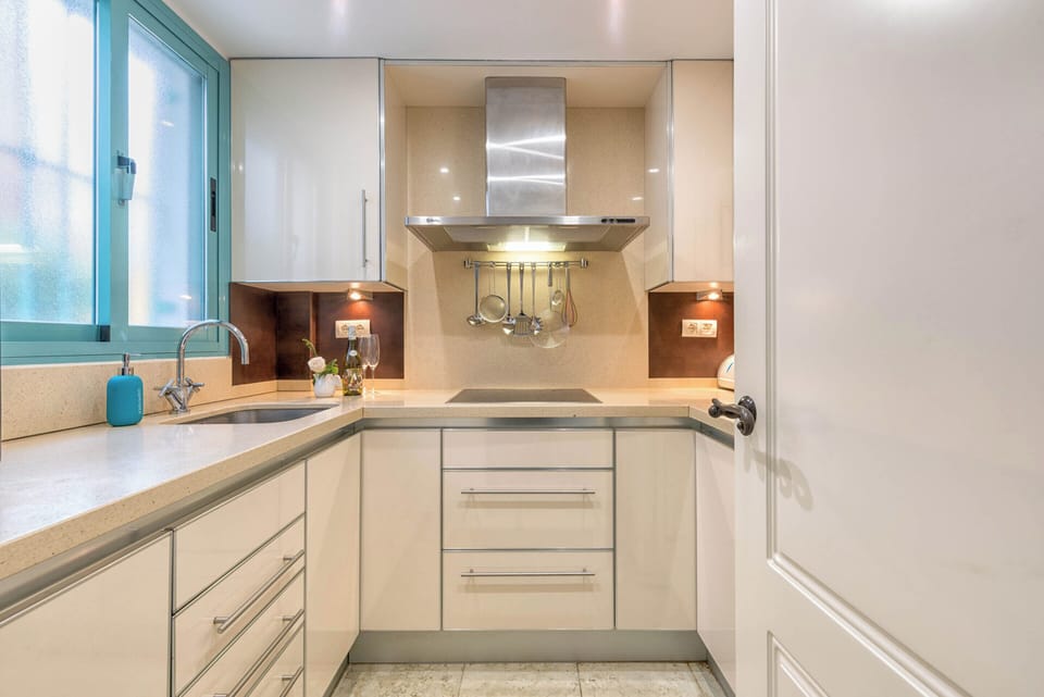 Full-size fridge, microwave, oven, stovetop