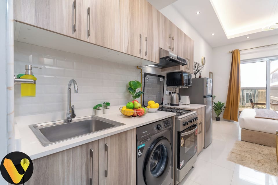 Luxury Studio, Balcony, Lake View | Private kitchen | Full-size fridge, microwave, oven, stovetop