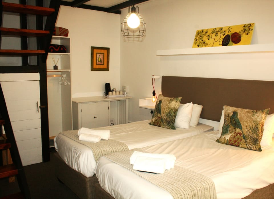 Family Quadruple Room, Courtyard View | Desk, laptop workspace, WiFi (free), bed sheets