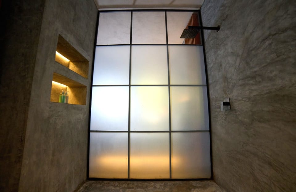 Deluxe Double Room | Bathroom | Shower, free toiletries, towels, soap