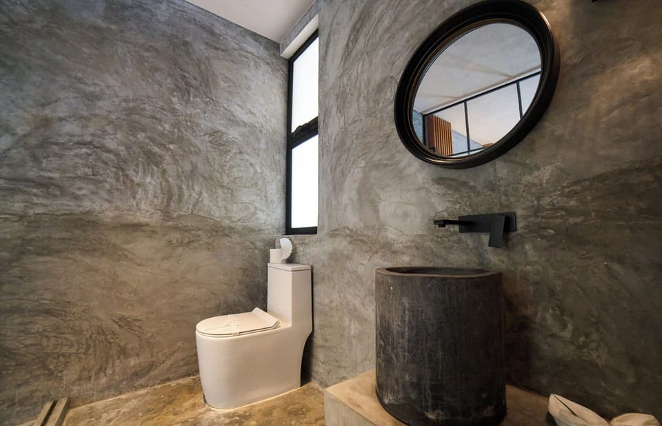 Deluxe Double Room | Bathroom | Shower, free toiletries, towels, soap