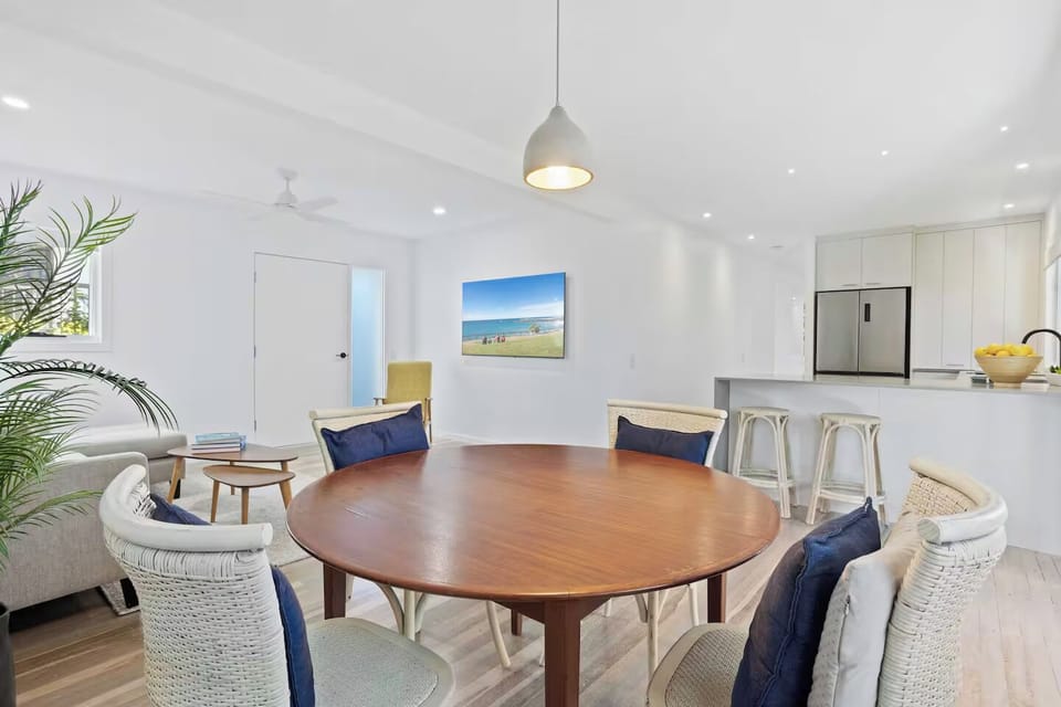 Apartment, 3 Bedrooms, Ocean View | Dining room