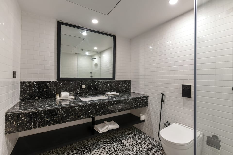 Junior Suite | Bathroom | Shower, free toiletries, hair dryer, towels