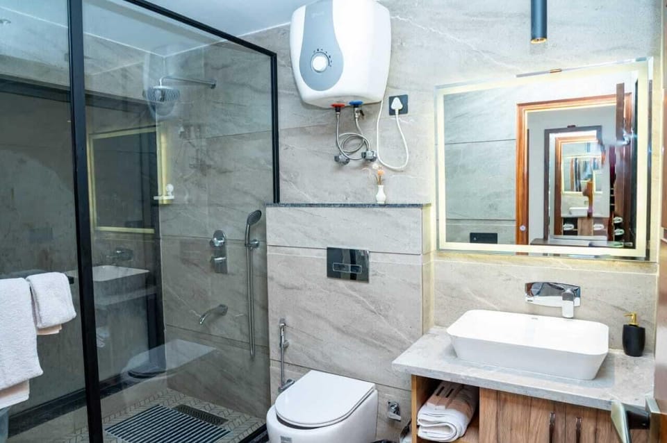 Premium Quadruple Room | Bathroom | Shower, rainfall showerhead, free toiletries, hair dryer