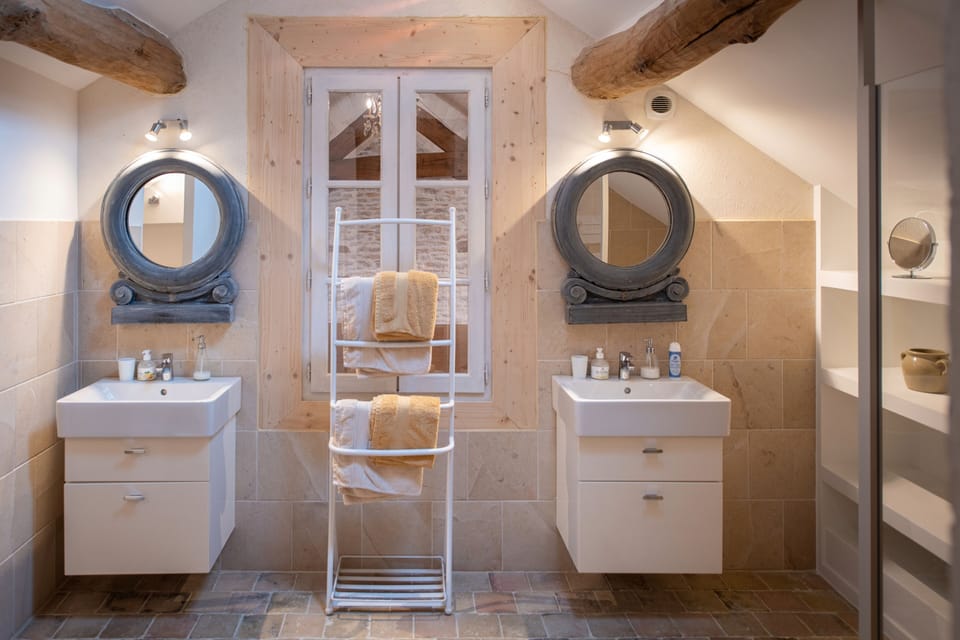 Deluxe Suite | Bathroom | Shower, hair dryer, towels, shampoo
