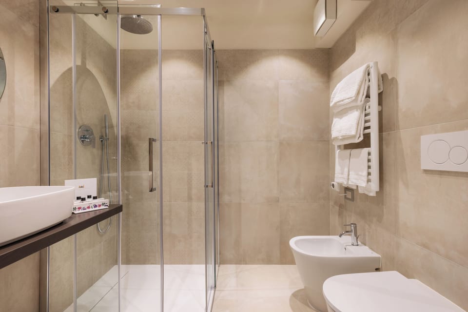 Exclusive Double Room, City View | Bathroom | Shower, hair dryer, bidet, towels