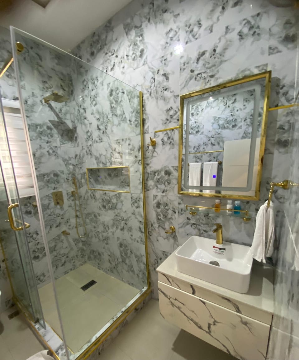 Classic Room, Balcony, City View | Bathroom | Shower, towels, soap, shampoo