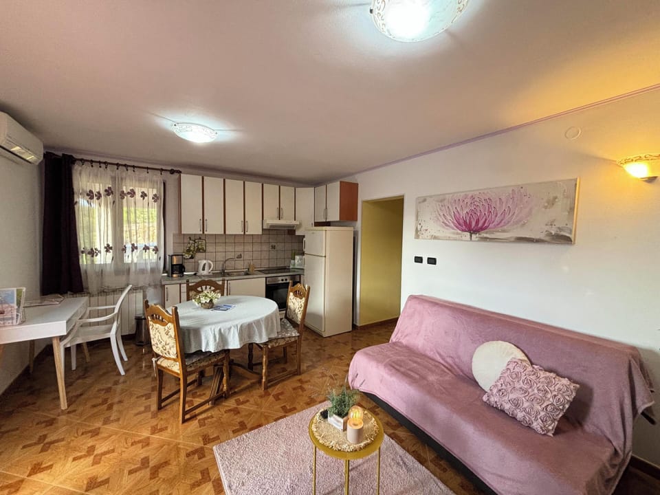 Apartment | Private kitchen | Coffee/tea maker, electric kettle, toaster, freezer