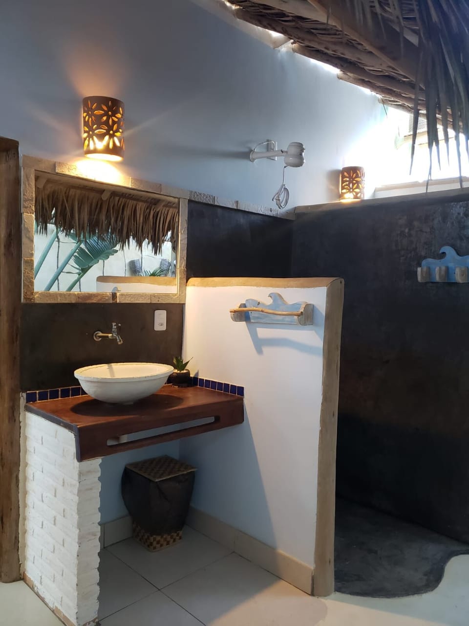 Deluxe Suite, Sea View | Bathroom | Free toiletries, towels, soap, shampoo