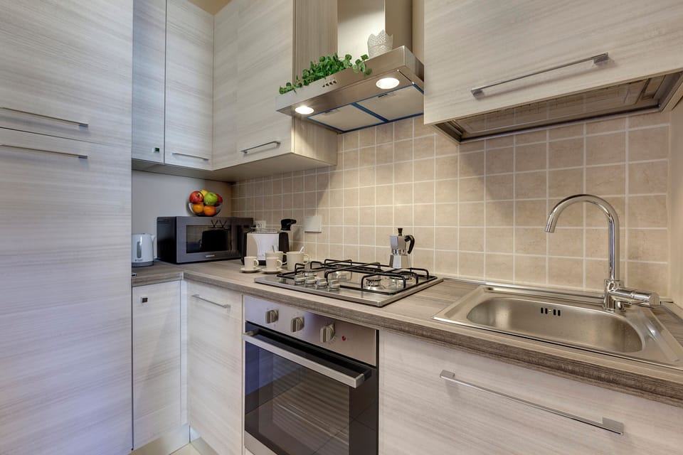 Apartment | Private kitchenette | Full-size fridge, microwave, oven, coffee/tea maker