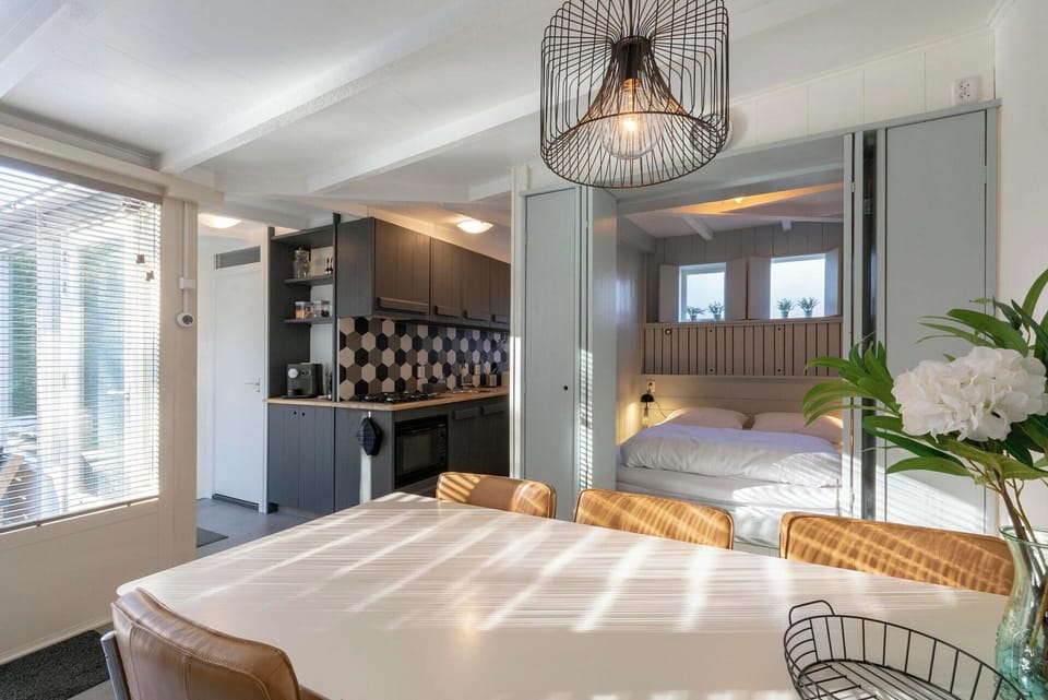 Bungalow | Private kitchen | Electric kettle, toaster, highchair
