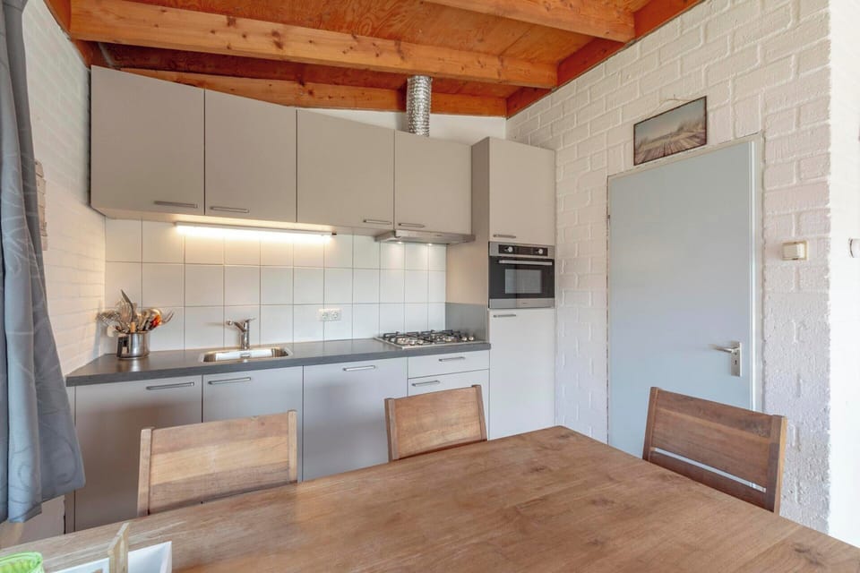 Bungalow | Private kitchen | Electric kettle, toaster