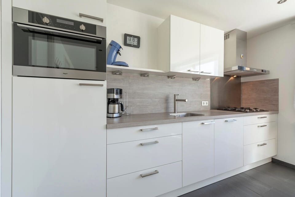 Bungalow | Private kitchen | Electric kettle, toaster