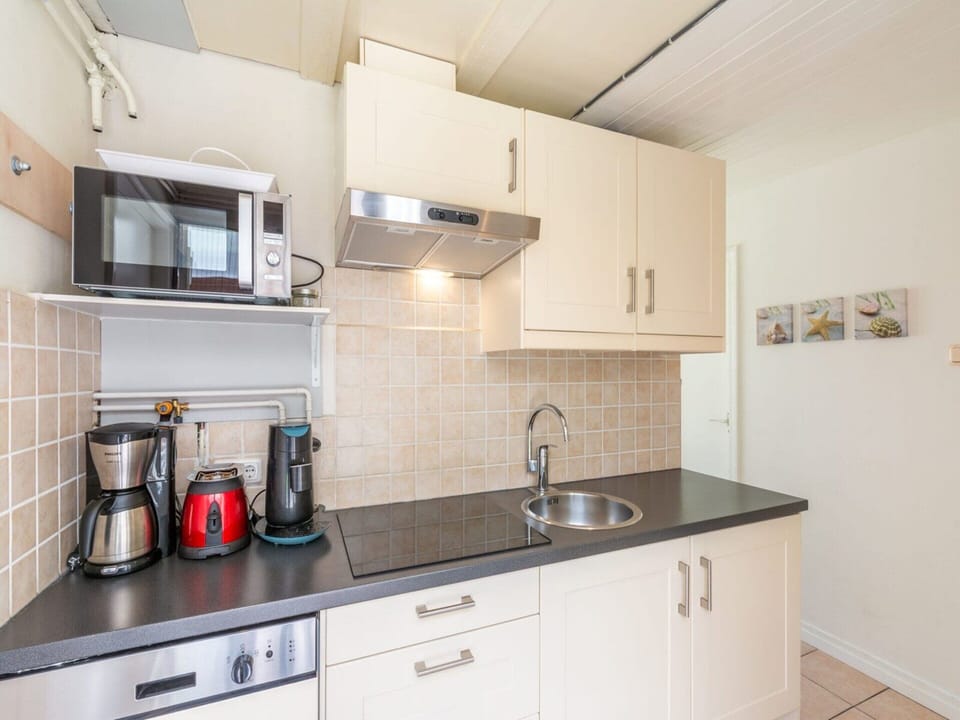Bungalow | Private kitchen | Electric kettle, toaster, highchair