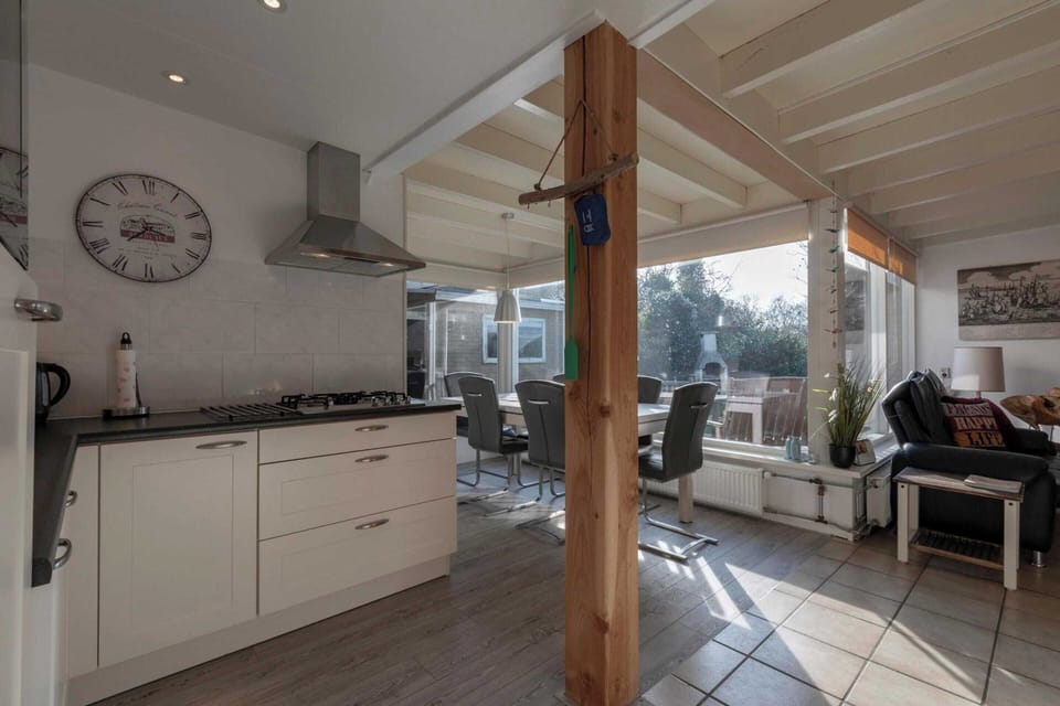 Bungalow | Private kitchen | Stovetop, electric kettle, toaster
