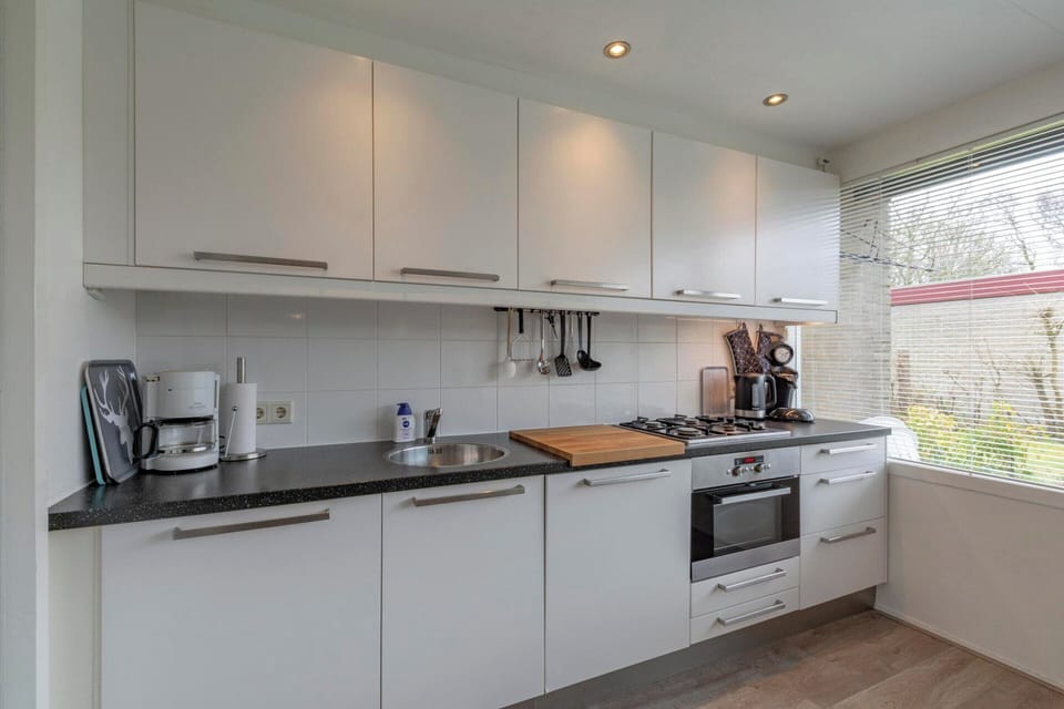 Bungalow | Private kitchen | Electric kettle, toaster, highchair