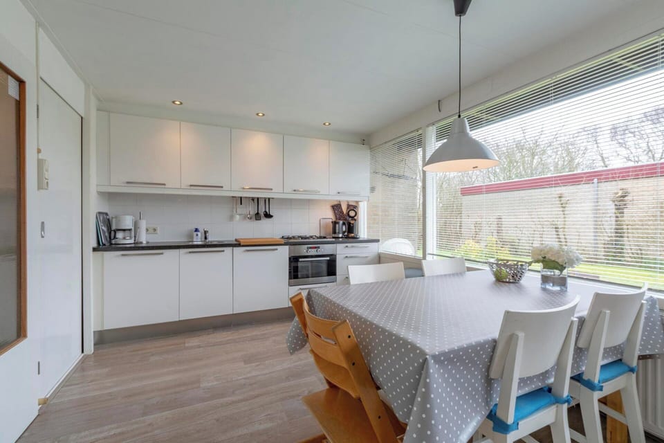 Bungalow | Private kitchen | Electric kettle, toaster, highchair