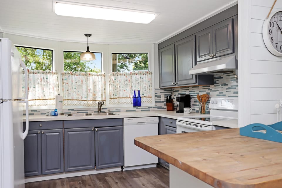 House, Multiple Beds (Livin' Like Larry) | Private kitchen | Oven, toaster