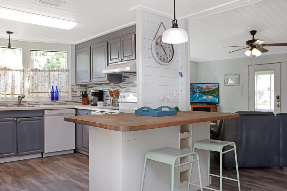House, Multiple Beds (Livin' Like Larry) | Private kitchen | Oven, toaster