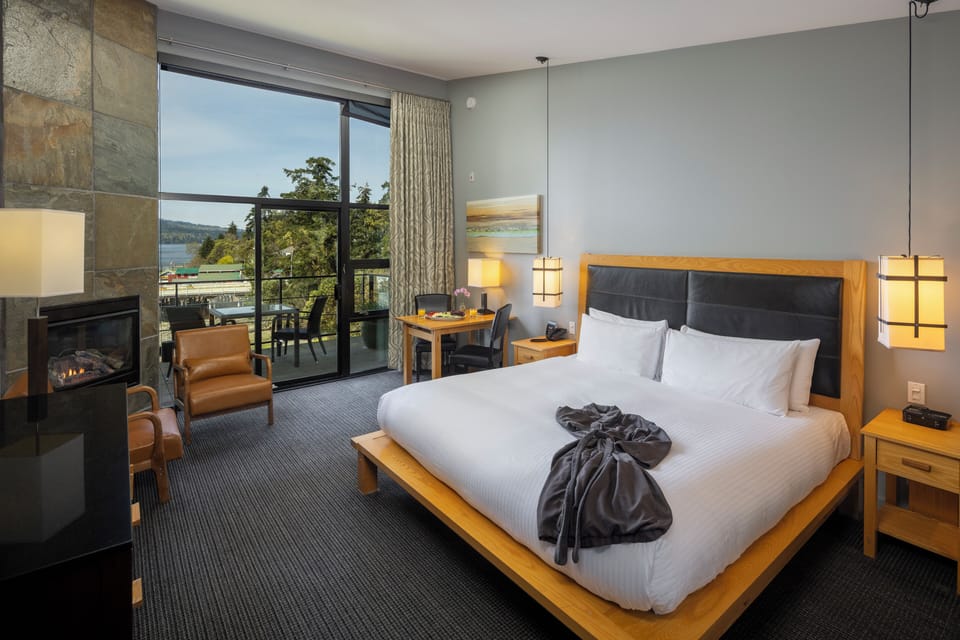 Premium bedding, down comforters, in-room safe, laptop workspace