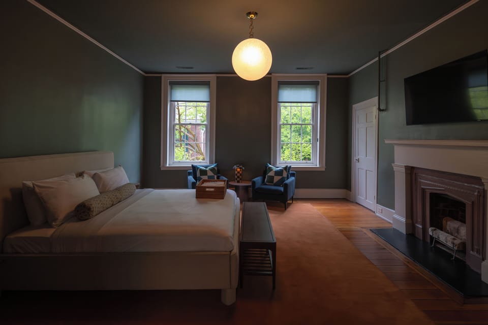 Deluxe Suite | In-room safe, individually decorated, individually furnished, desk