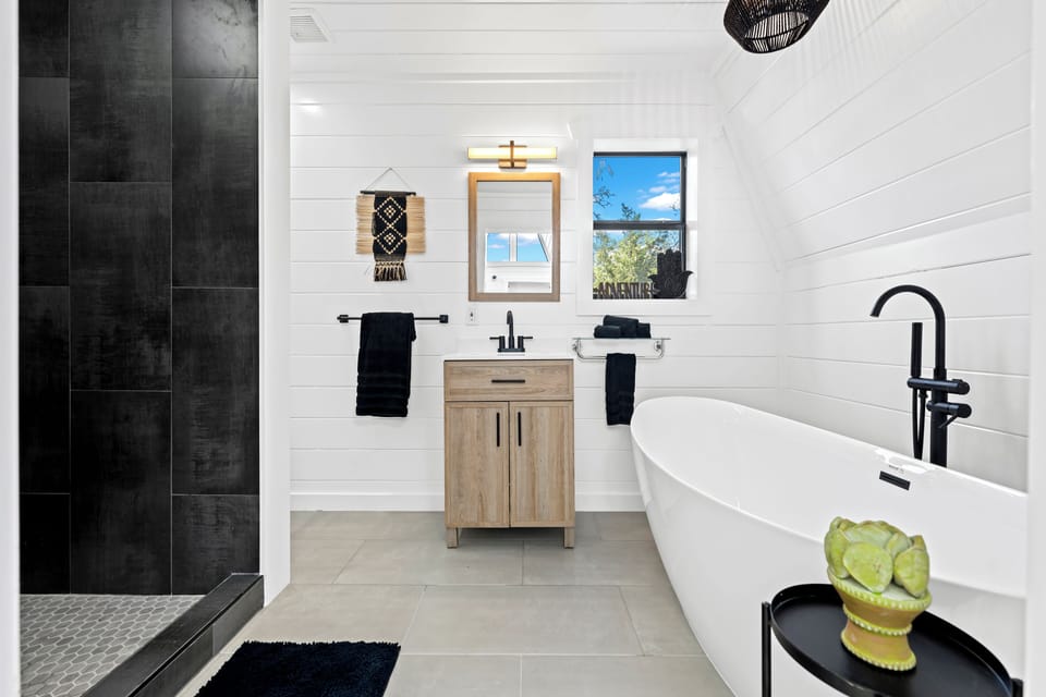Tree House | Bathroom | Separate tub and shower, free toiletries, hair dryer, towels