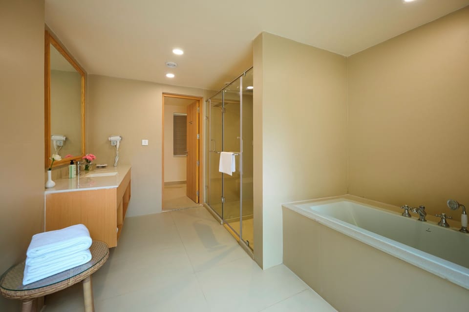Cottage With Two Balconies | Bathroom | Shower, rainfall showerhead, free toiletries, hair dryer