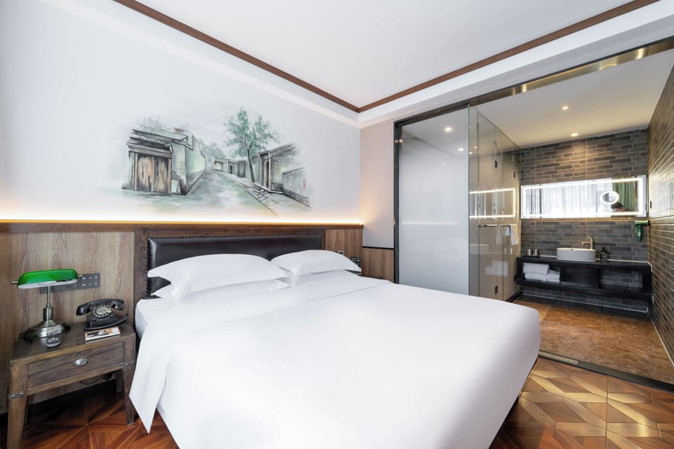 Deluxe Studio Suite | Premium bedding, down comforters, pillowtop beds, minibar (free items)