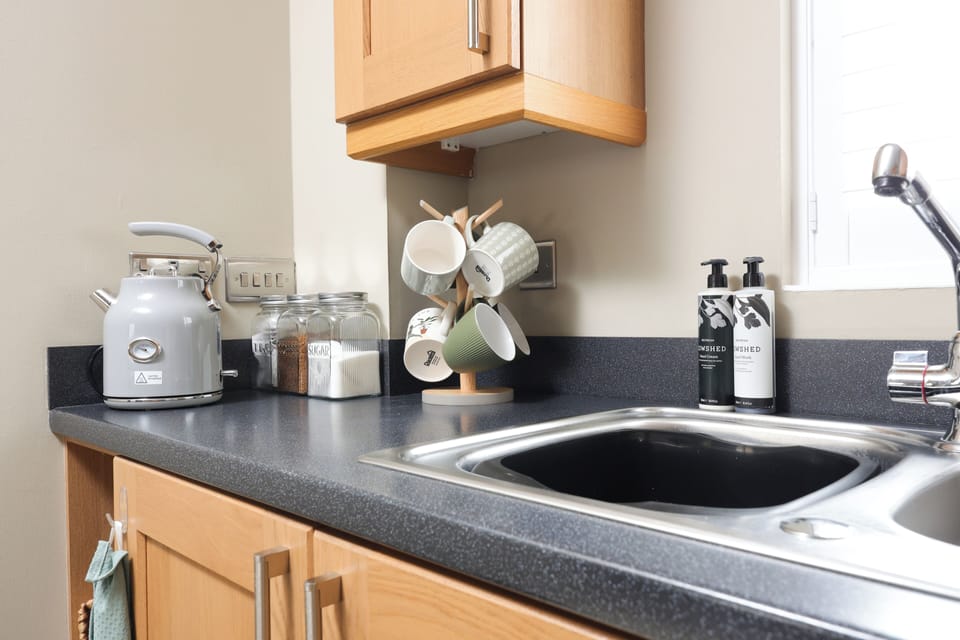 House, Garden View | Private kitchen | Electric kettle, toaster