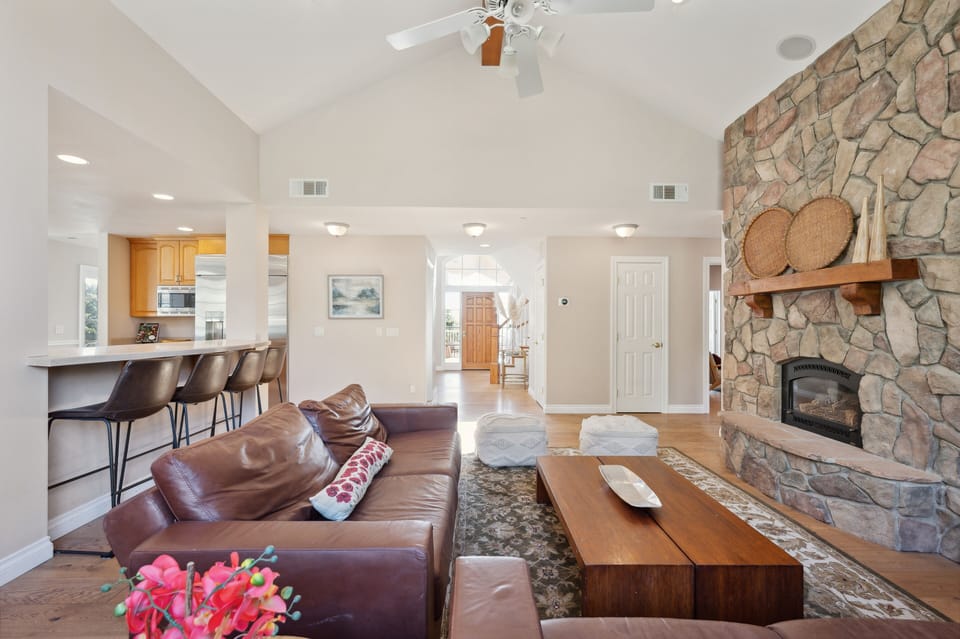 House, 6 Bedrooms | Living area | Smart TV