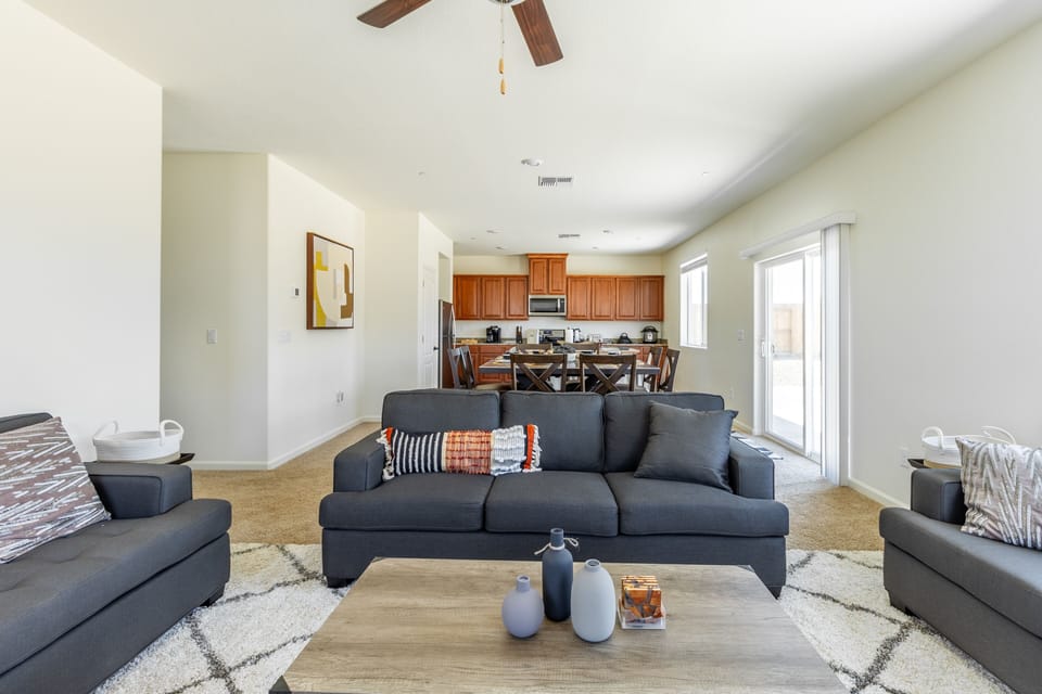 House, 5 Bedrooms | Living area