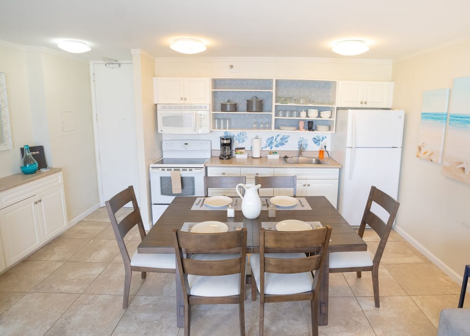 Condo, 1 Bedroom | Private kitchen | Fridge, oven, coffee/tea maker, toaster