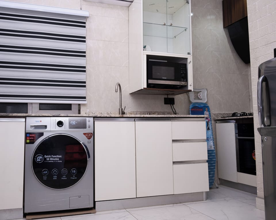 Luxury Apartment, Balcony, City View | Private kitchen