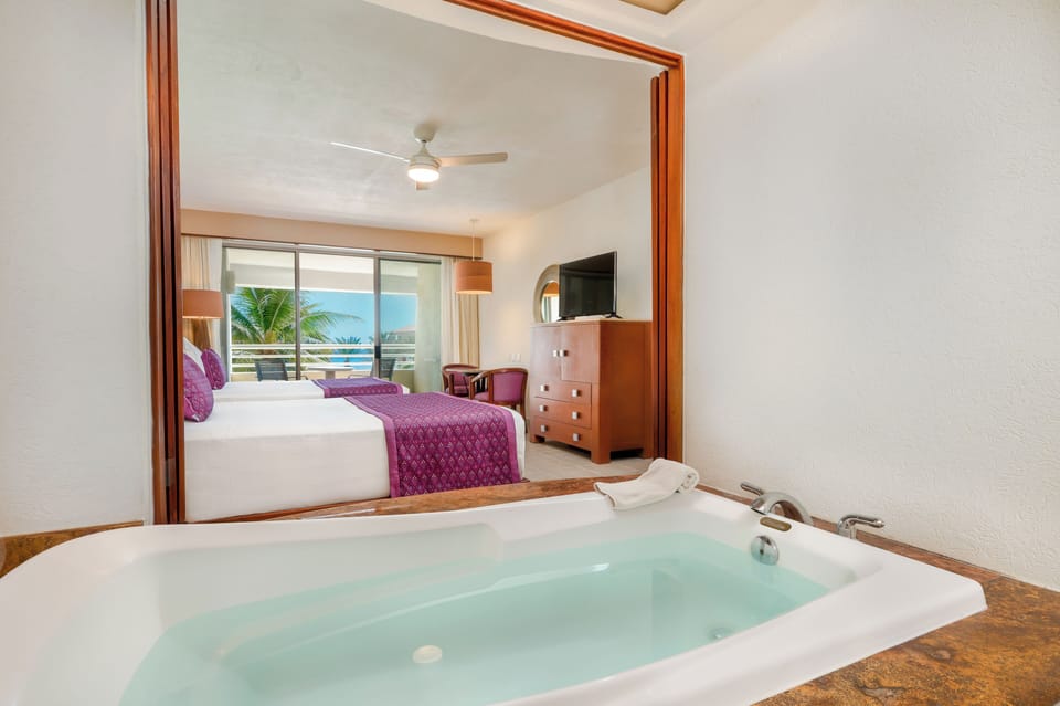 Deluxe Room, Balcony, Ocean View | Free minibar, in-room safe, desk, laptop workspace
