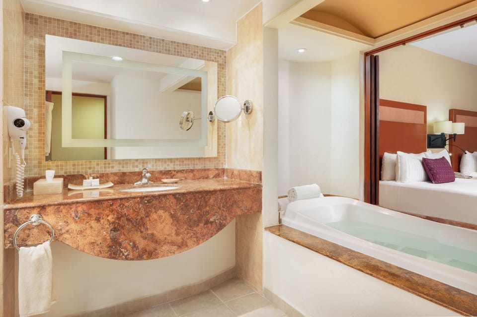 Deluxe Room, Balcony, Ocean View | Bathroom | Shower, rainfall showerhead, free toiletries, hair dryer