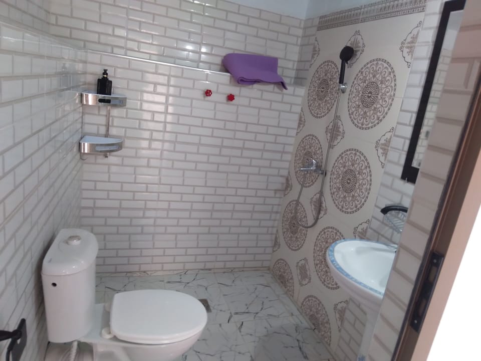 Comfort Studio, Garden View | Bathroom | Combined shower/tub, free toiletries, hair dryer, towels