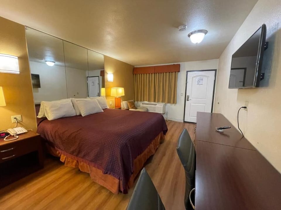 Single Room, 1 King Bed, Non Smoking, Private Bathroom | Desk, soundproofing, free WiFi, bed sheets