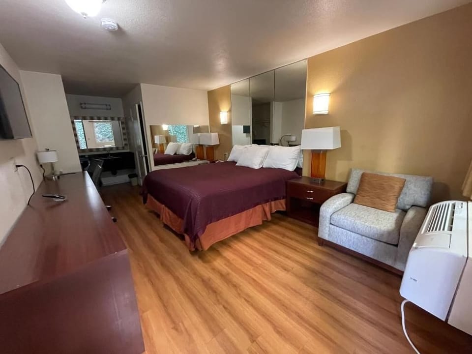 Single Room, 1 King Bed, Non Smoking, Private Bathroom | Desk, soundproofing, free WiFi, bed sheets
