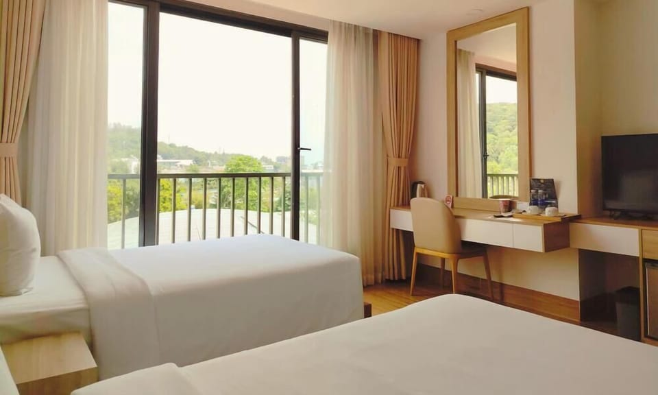 Deluxe Twin Room | In-room safe, desk, blackout drapes, WiFi (free)