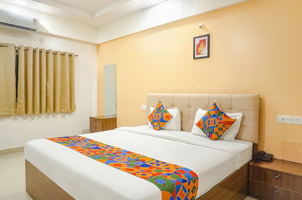 Deluxe Room | Egyptian cotton sheets, premium bedding, in-room safe, WiFi (free)