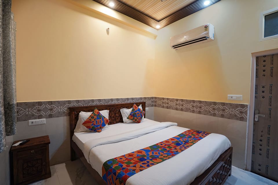 Egyptian cotton sheets, premium bedding, in-room safe, desk