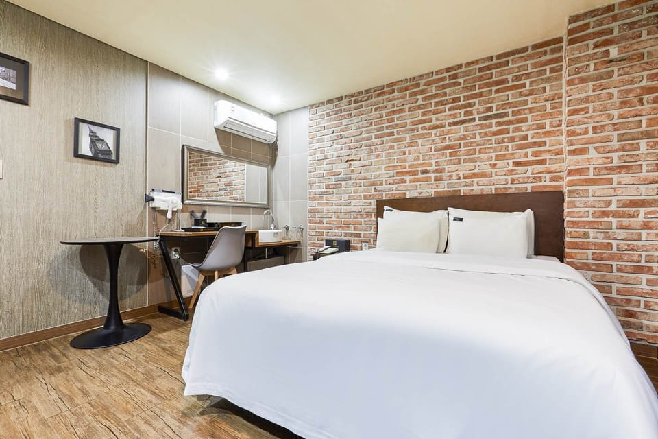 Business Double Room, 1 Double Bed, City View | Desk, laptop workspace, WiFi (free)