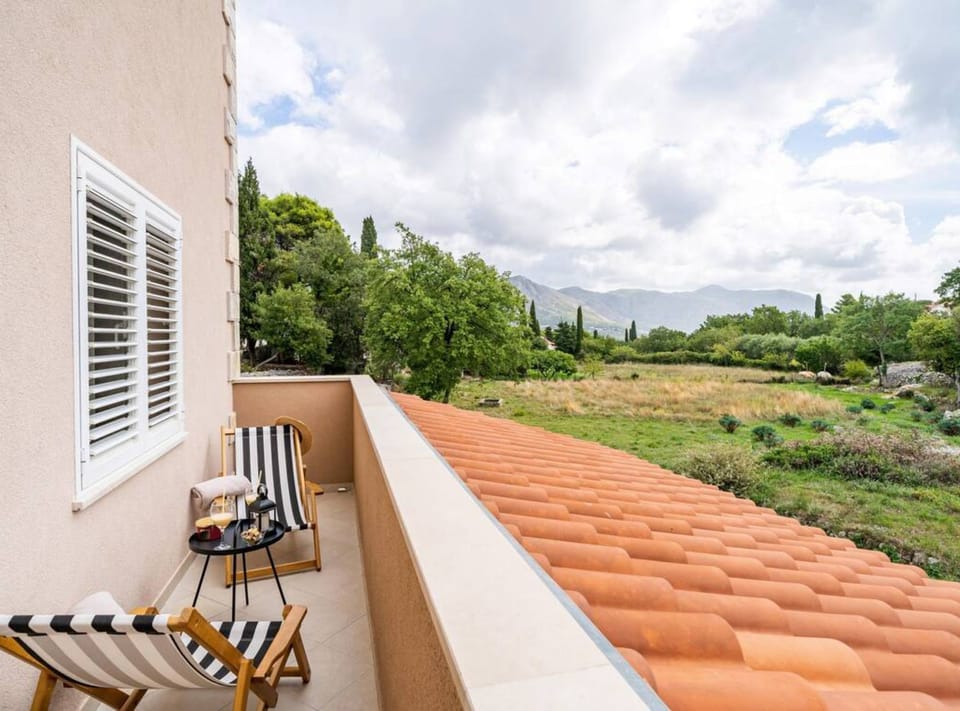 Apartment (Three Bedroom Apartment with Jacuzzi) | Balcony