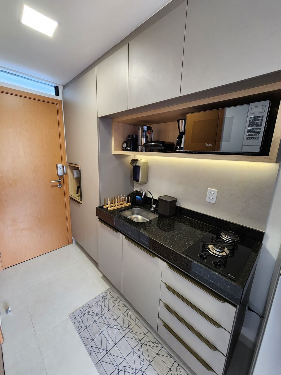 Premium Studio, City View | Private kitchen | Fridge, microwave, stovetop, cookware/dishes/utensils