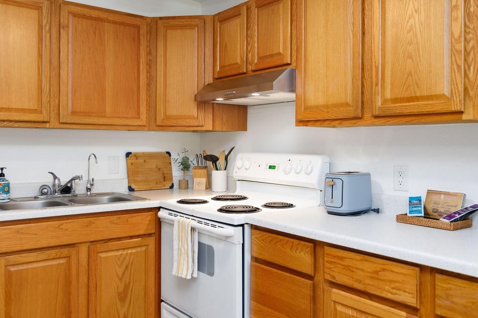 Condo, 1 Queen Bed with Sofa bed (Kona Isle B3) | Private kitchen | Oven, toaster