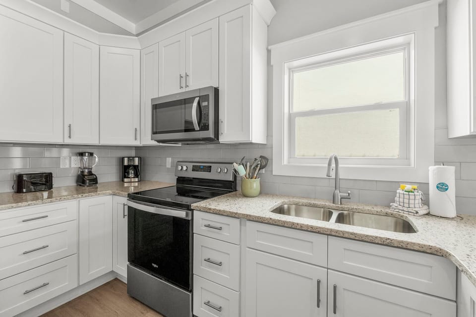 House, Multiple Beds, Balcony, Partial Ocean View (22704 Front Beach Road) | Private kitchen | Fridge, microwave, oven, stovetop