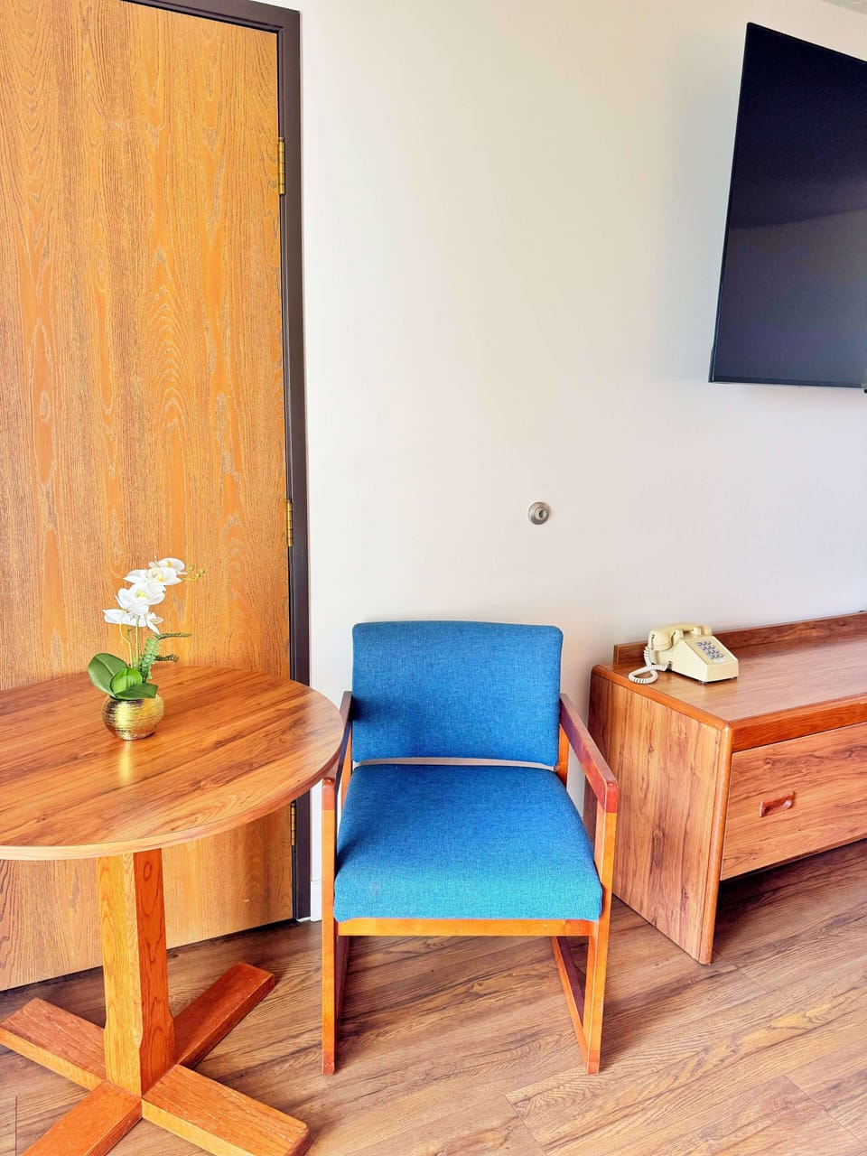 Room, 2 Queen Beds, Connecting Rooms, Lake View | Free WiFi, bed sheets