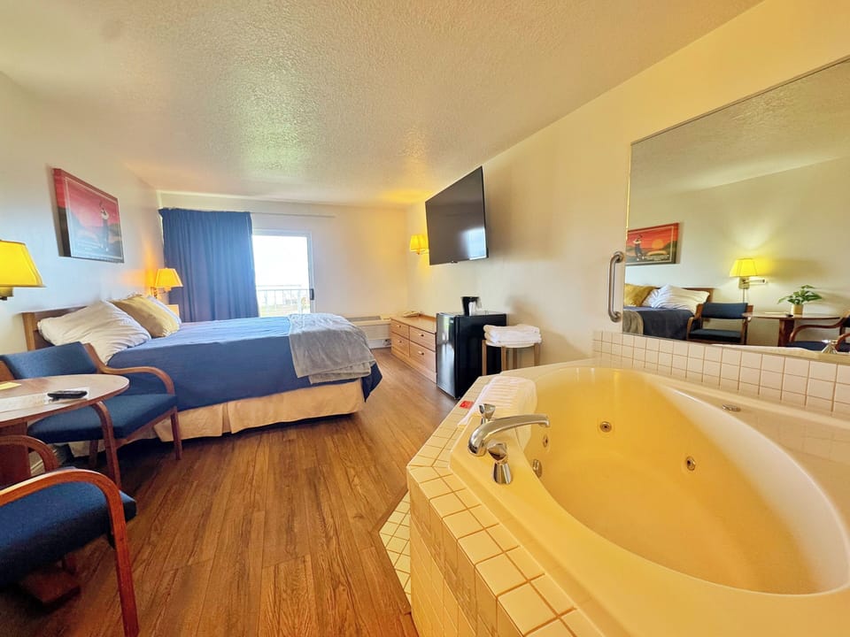 Room, 1 King Bed, Jetted Tub, Lake View | Jetted tub